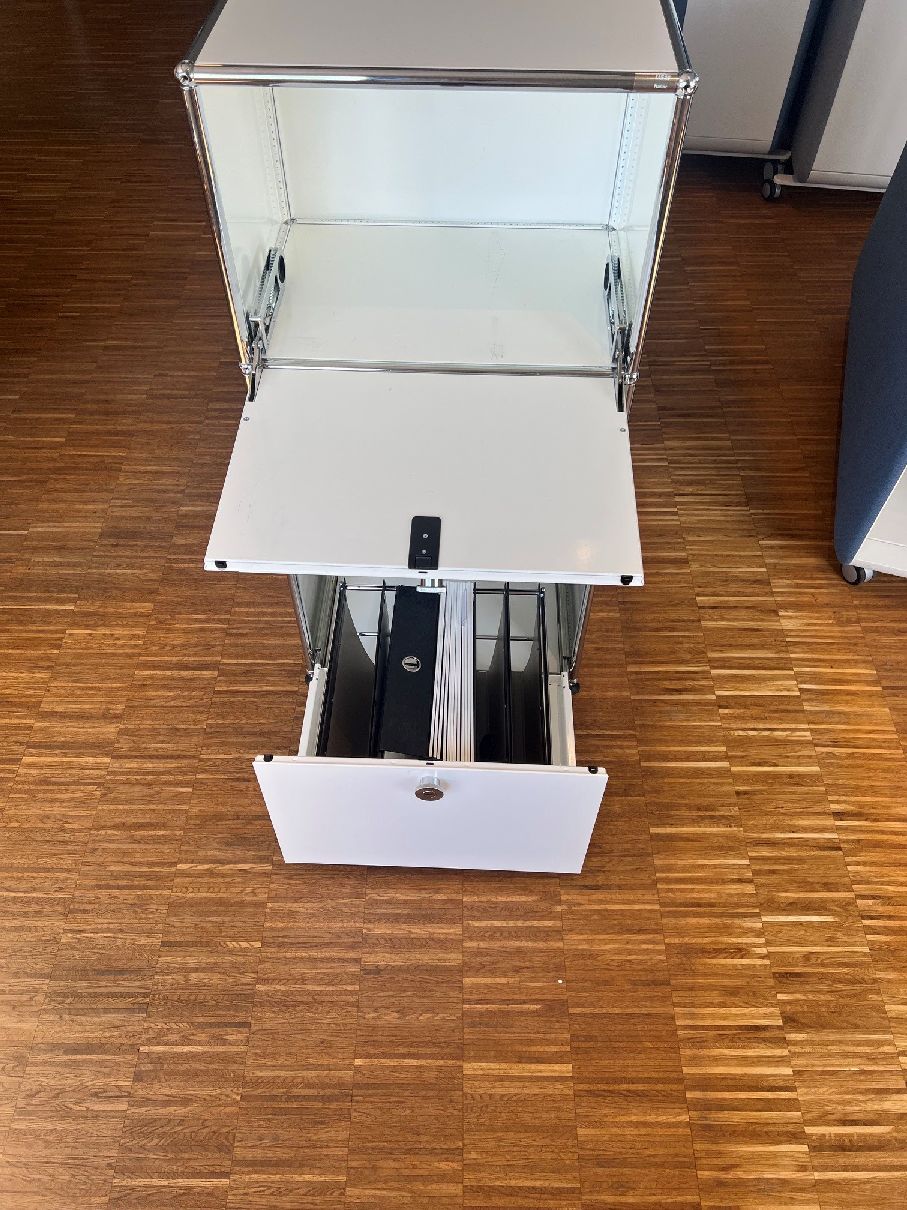 Buffet haut USM Haller avec 2 portes à charnières en haut/au milieu et 1 porte coulissante avec rangement suspendu en bas  blanc pur modèle d'exposition/meuble d'occasion 