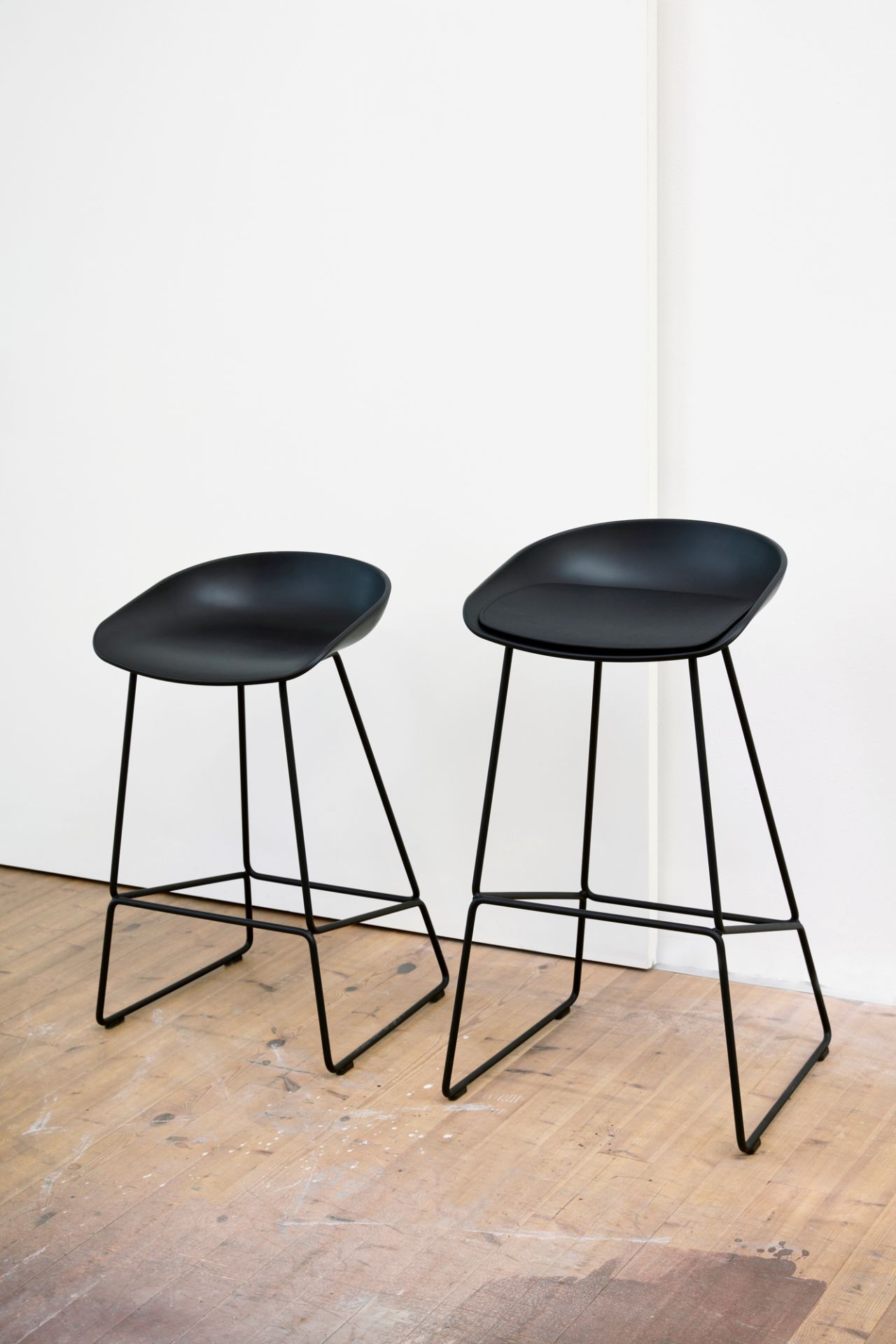 À propos d'un tabouret AAS 38 / AAS38 Tabouret de bar Hay, coque noire / cadre noir, hauteur d'assise 65 cm OFFRE SPECIALE