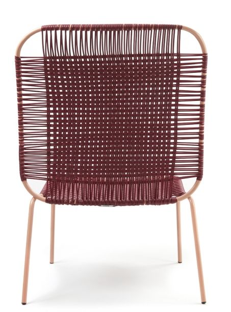 Rückansicht des Cielo Lounge Stuhls in Rot-Pink Sand, Outdoor-Möbel mit Flechtmuster.