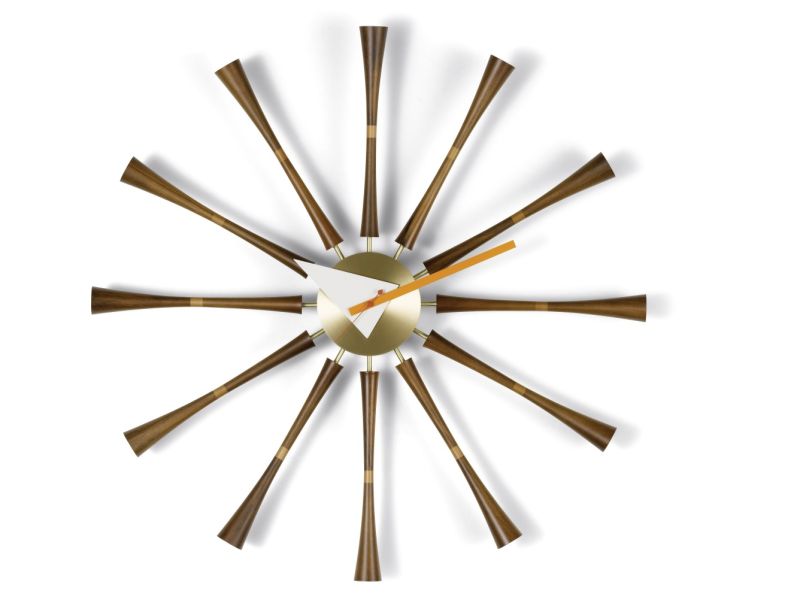 Vitra Spindle Clock Wanduhr mit Holzstäben und goldenem Ziffernblatt, modernes Design.
