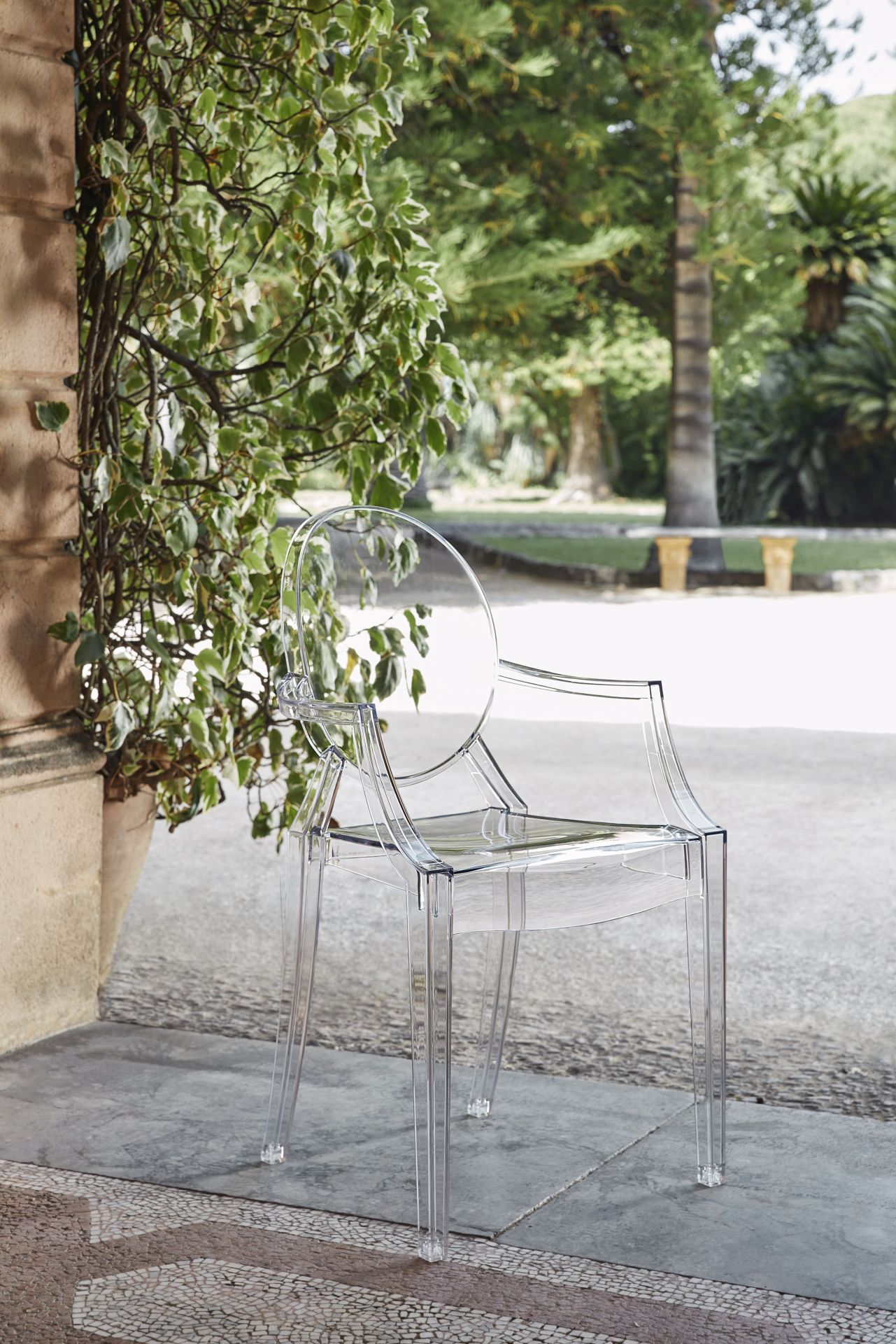 Louis Ghost chaise à accoudoirs transparente Kartell