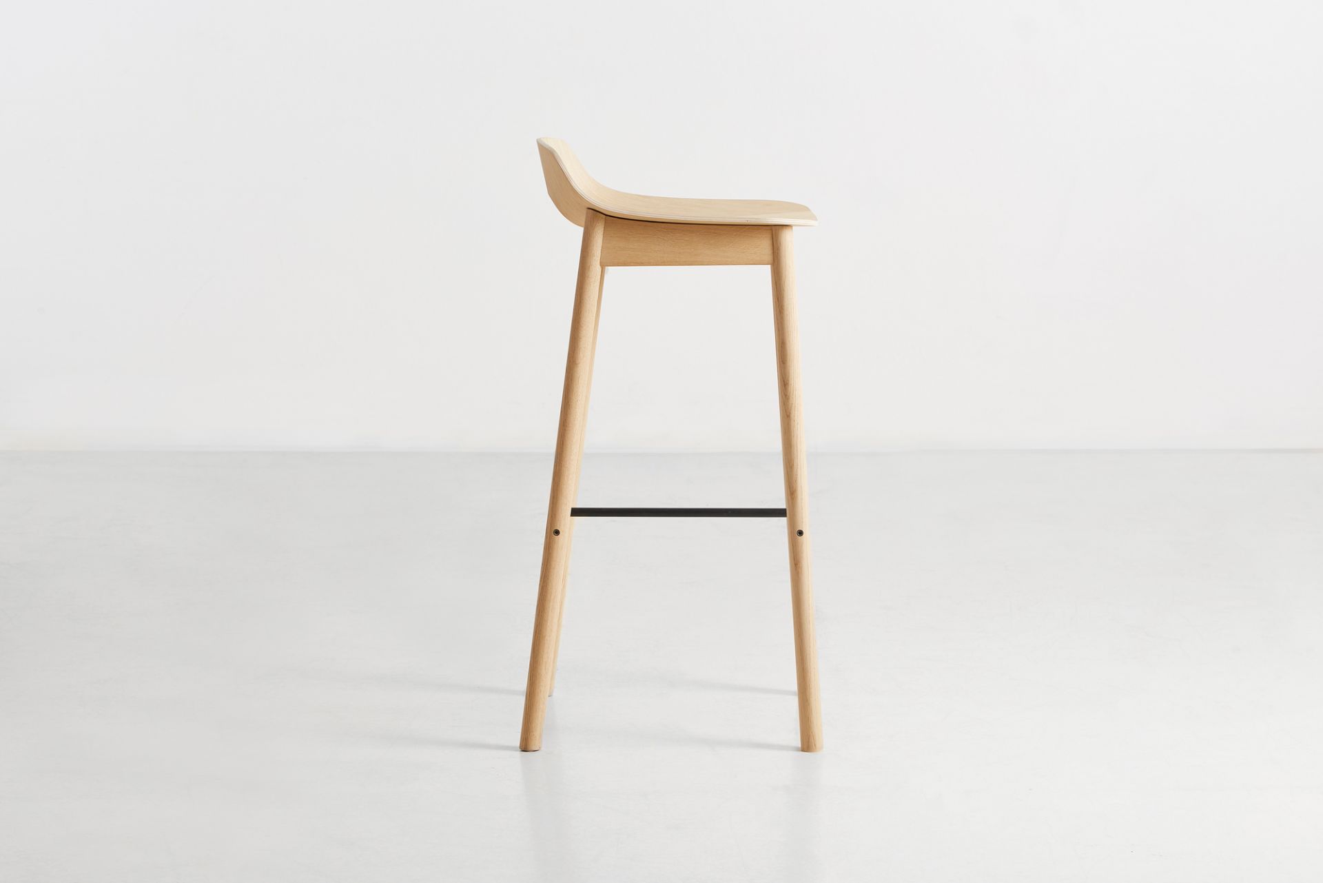 Mono Tabouret de Bar Chêne pigmenté blanc Woud OFFRE SPECIALE