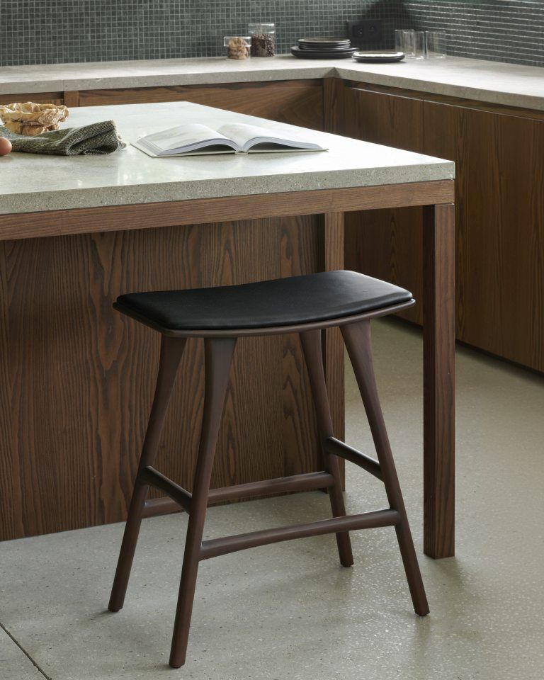 Osso Counter Stool Tabouret de bar avec coussin d'assise en cuir noir Ethnicraft 