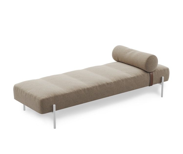 Daybe Daybed Liege Northern Brusvik 65 Weiß mit Nackenkissen und weißen Füßen.