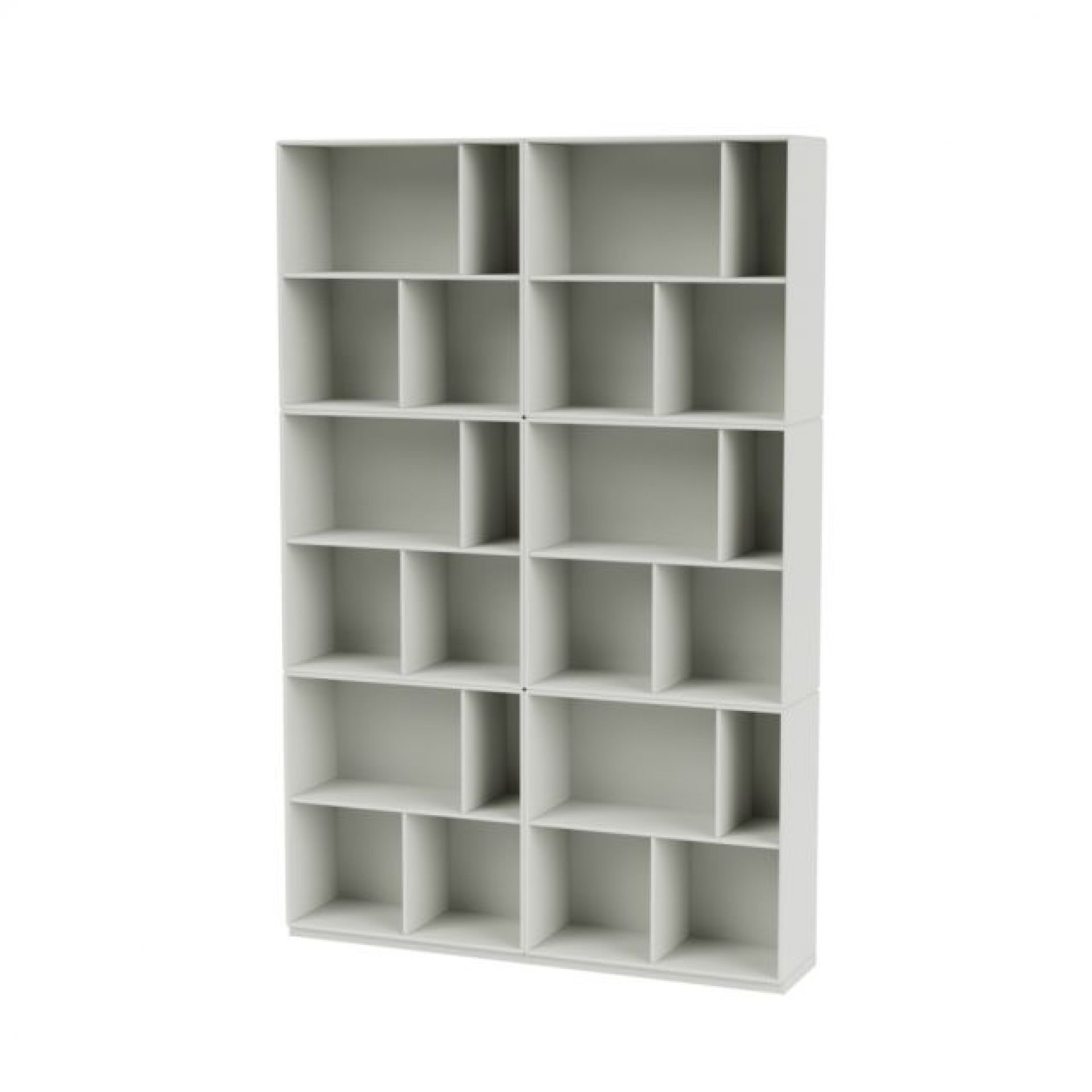 Weißes READ Bücherregal von Montana mit mehreren Fächern für Bücher und Dekoration.
