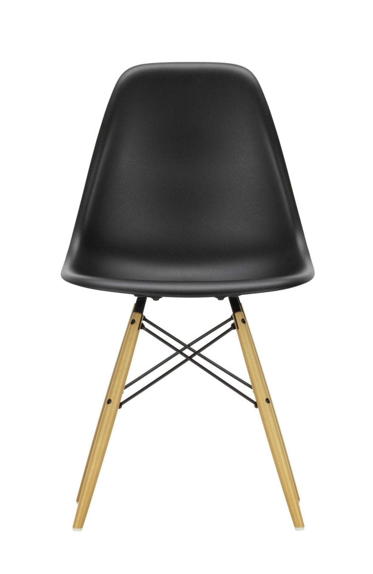 Schwarzer Eames DSW Stuhl mit Ahorn-Holzbeinen von Vitra. Designklassiker für Esszimmer und Büro.