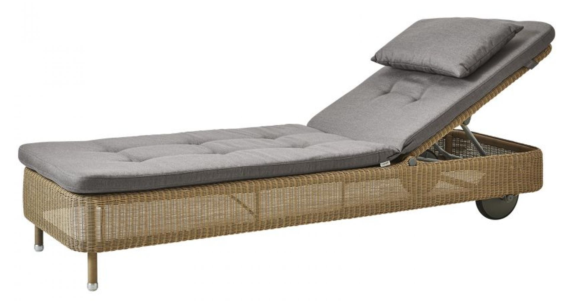 Taupefarbene Cane-Line Sonnenliege mit grauem Presley Outdoor Kissensatz und verstellbarer Rückenlehne.