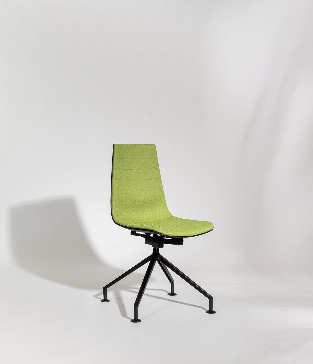 Siège de conférence Linu Conference avec piétement Aeris  Siège de conférence Linu Conference avec piétement Aeris