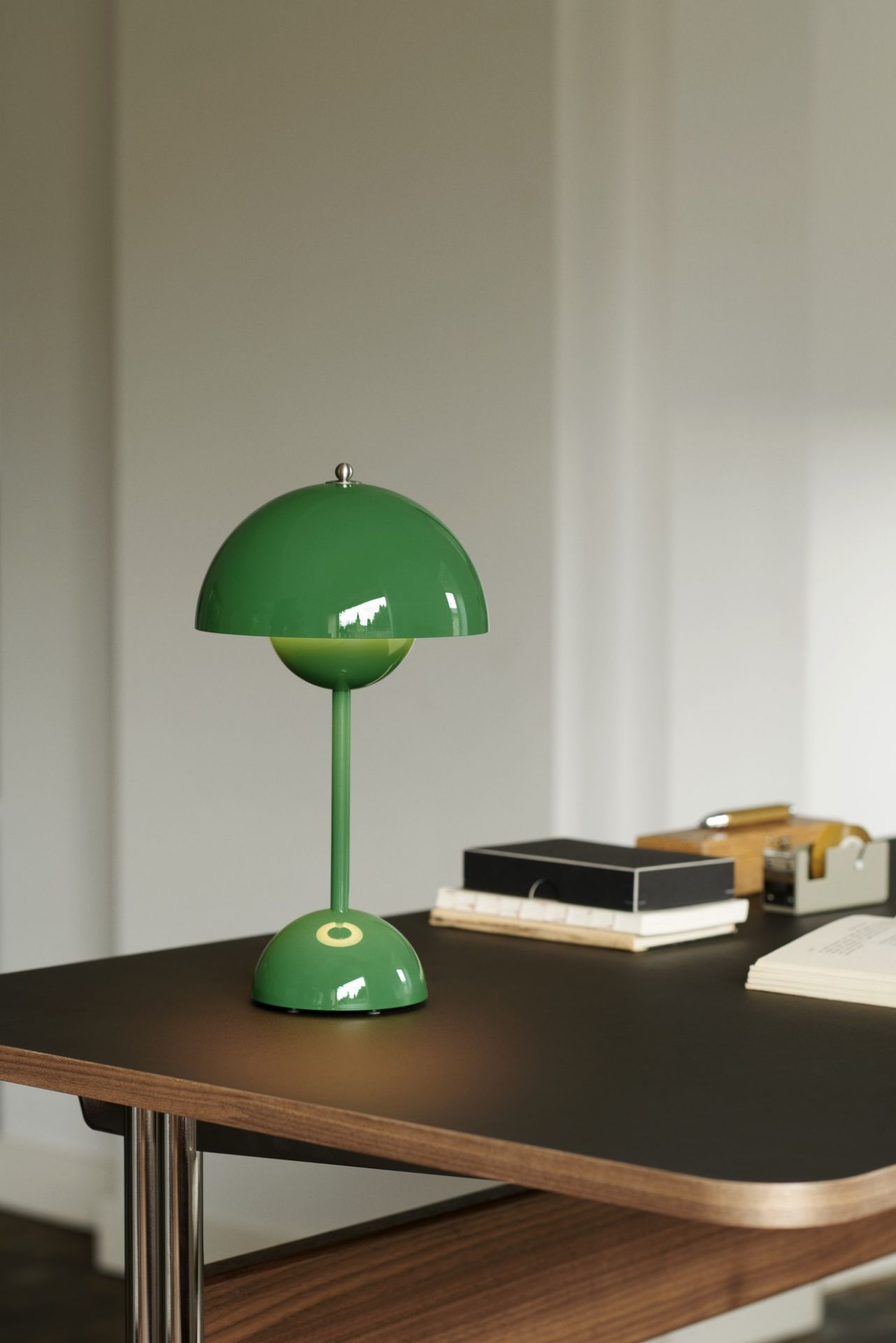 Flowerpot VP9 Portable Lampe à batterie / Lampe de table avec USB AndTradition Signal green
