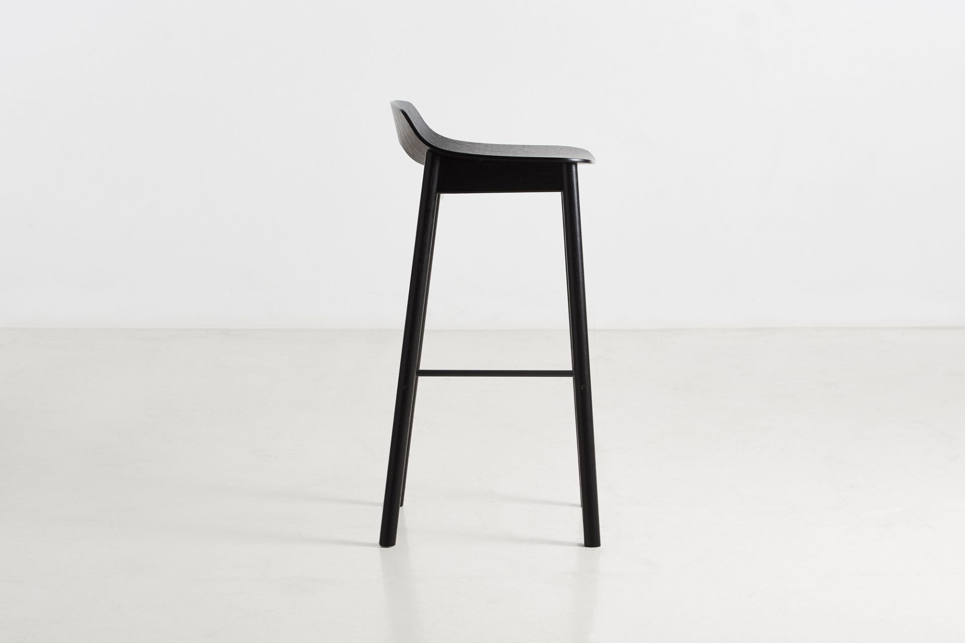 Mono Tabouret de Bar Cendre Laquée Noir Woud