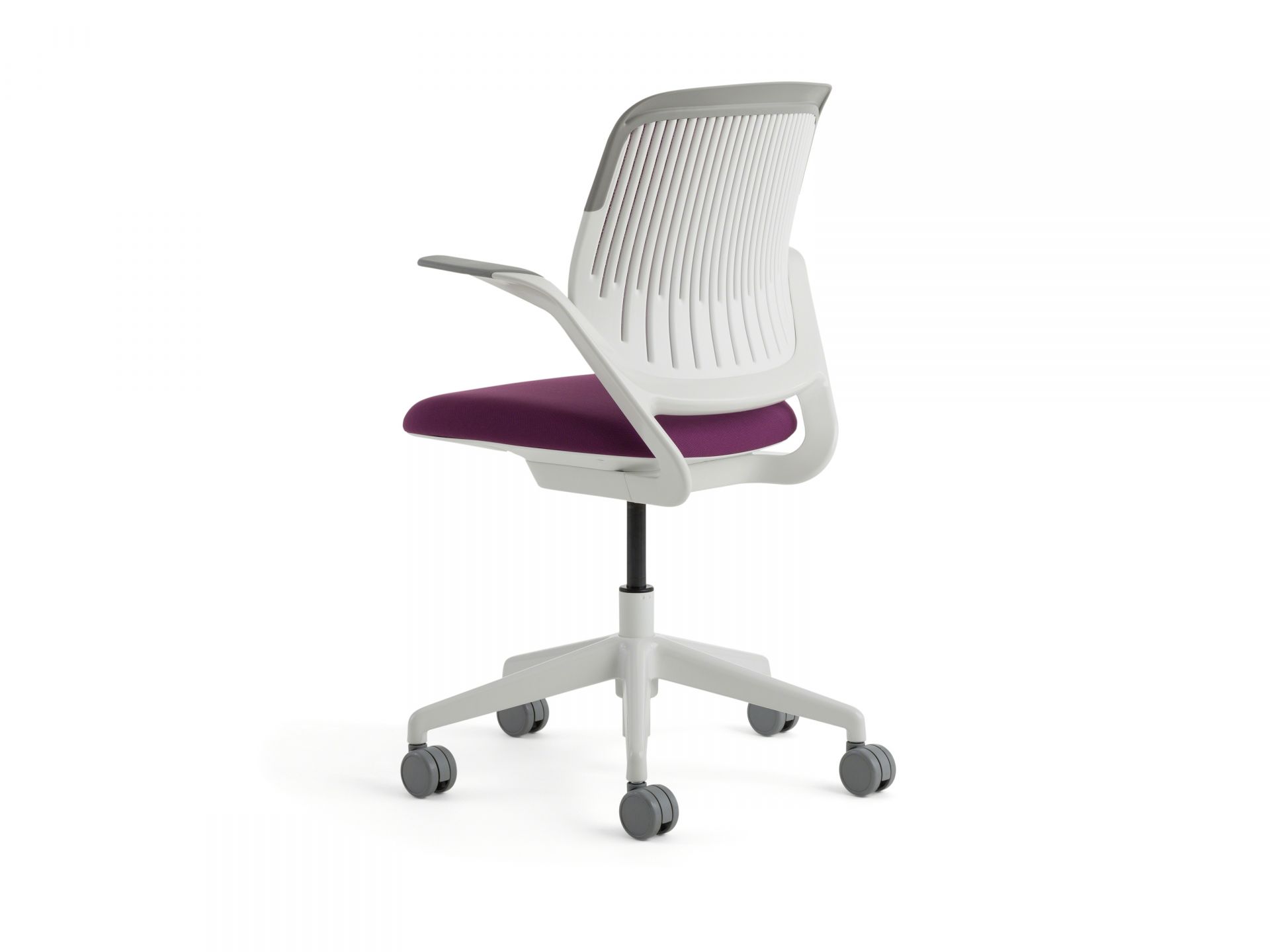 Weißer Cobi Drehstuhl von Steelcase mit lila Sitzfläche, ergonomischer Bürostuhl für Konferenzräume.