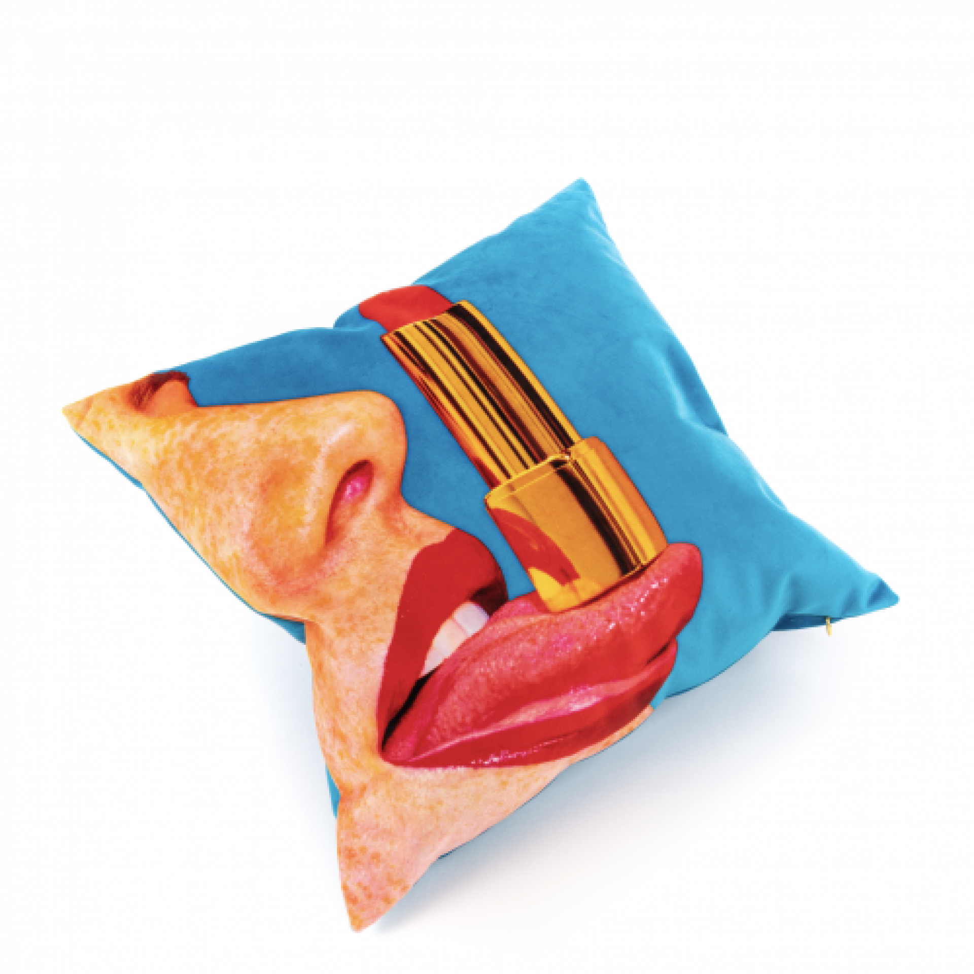 Toiletpaper Kissen Tongue blue Seletti mit aufgedrucktem Gesicht, rotem Lippenstift und goldener Lippenstift-Hülse.
