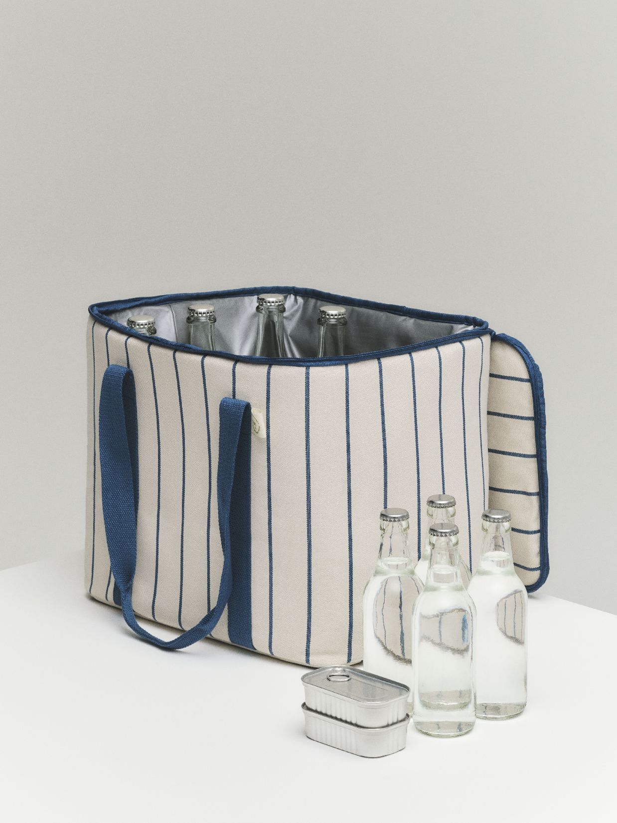 Sac isotherme de marché extérieur  beige à rayures bleues couleur Hay