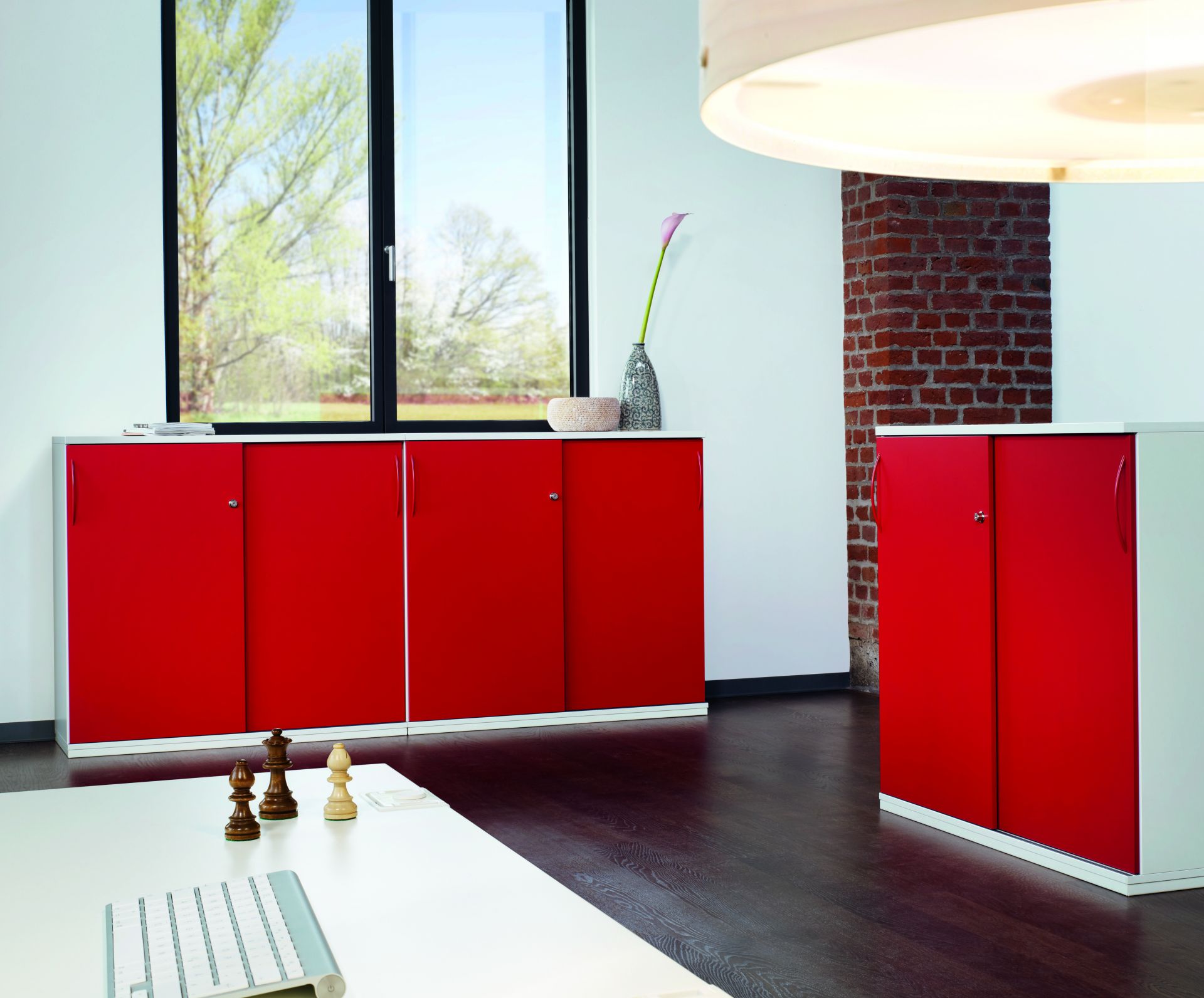 Roter Büroschrank Acta Regal von König+Neurath, 45 cm breit, mit Schiebetüren.