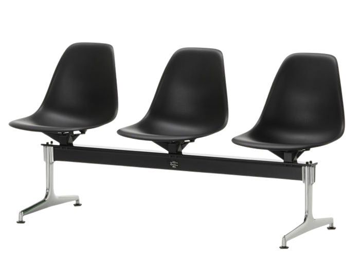 Chaise latérale Eames Plastic Side Chair RE sur banc à structure Vitra