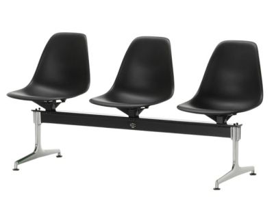 Chaise latérale Eames Plastic Side Chair RE sur banc à structure Vitra