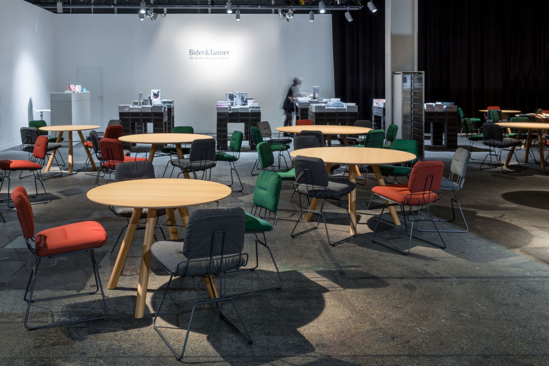 Akio Table ronde Girsberger
