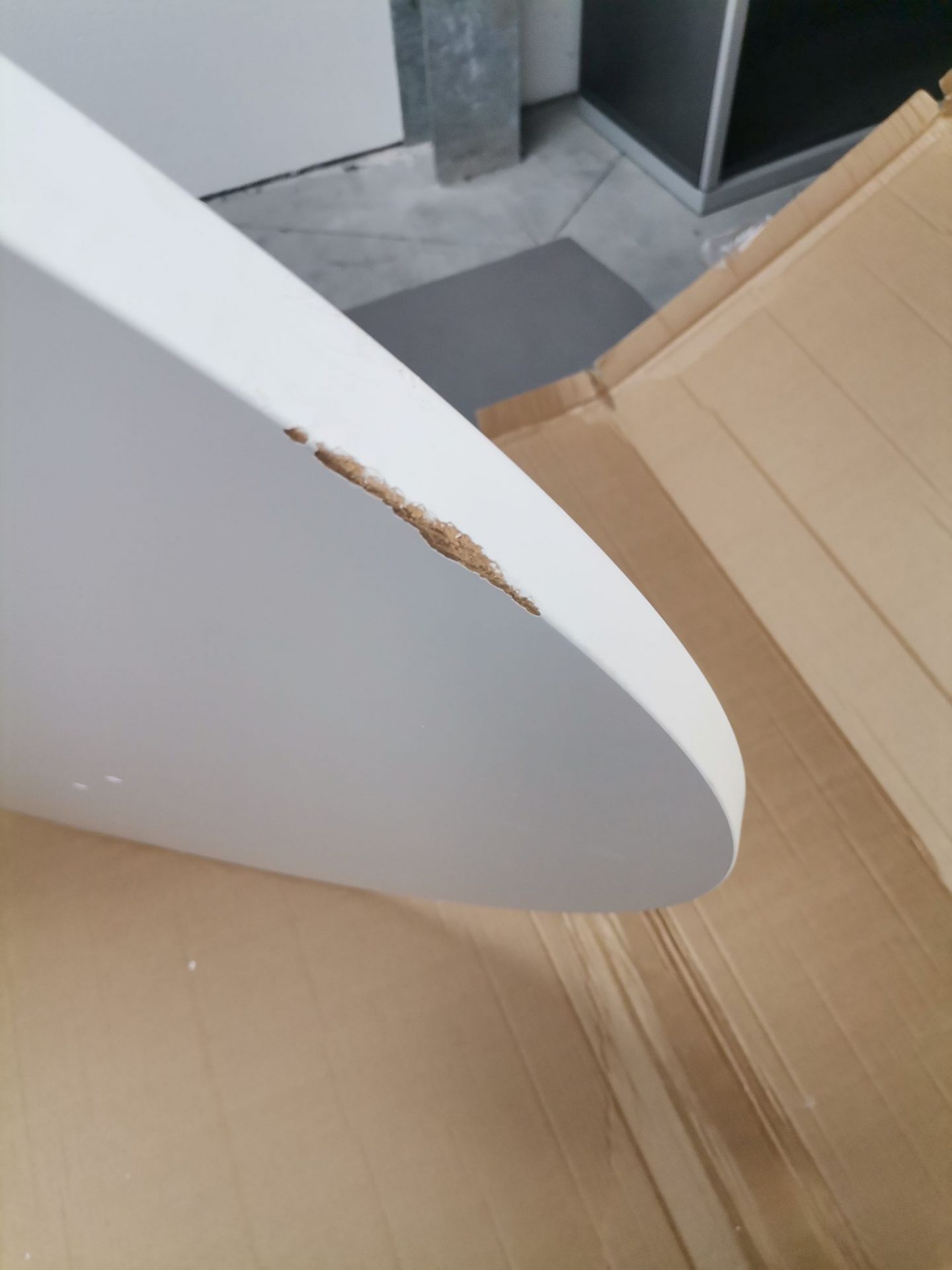 Tavolo XZ3 Table ronde PIÈCE NOIR / PLATEAU MDF BLANC LAQUÉ Magis EXEMPLE DE MACHINE