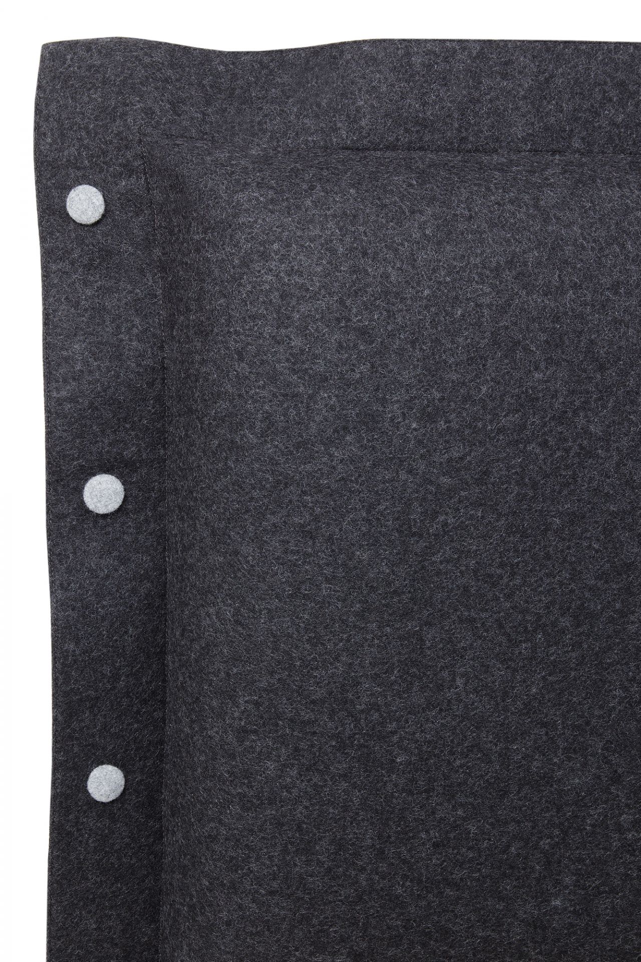 Detailaufnahme des schwarzen, melierten Velito Polsterbezugs für das Hans Hansen Bett Kopfteil.