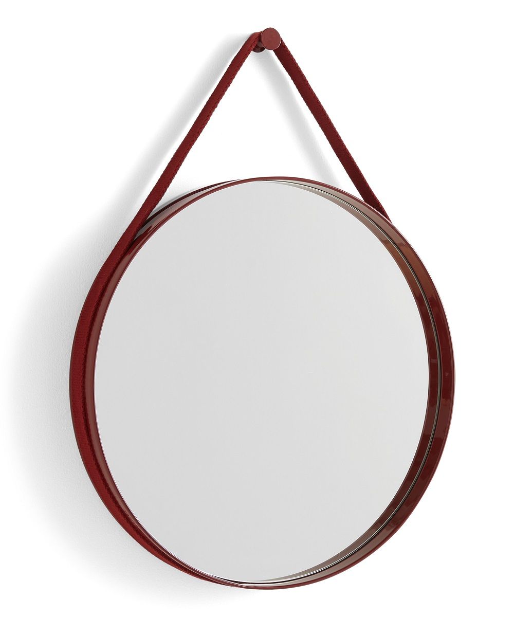 Runder Hay Wandspiegel "Strap Mirror" in Rot mit Aufhängung an der Wand.