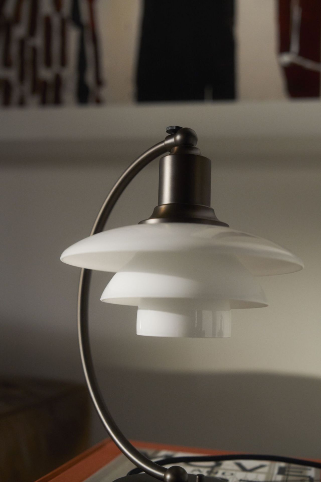 PH 2/2 Luna Aged Brass Opal Lampe de table Louis Poulsen