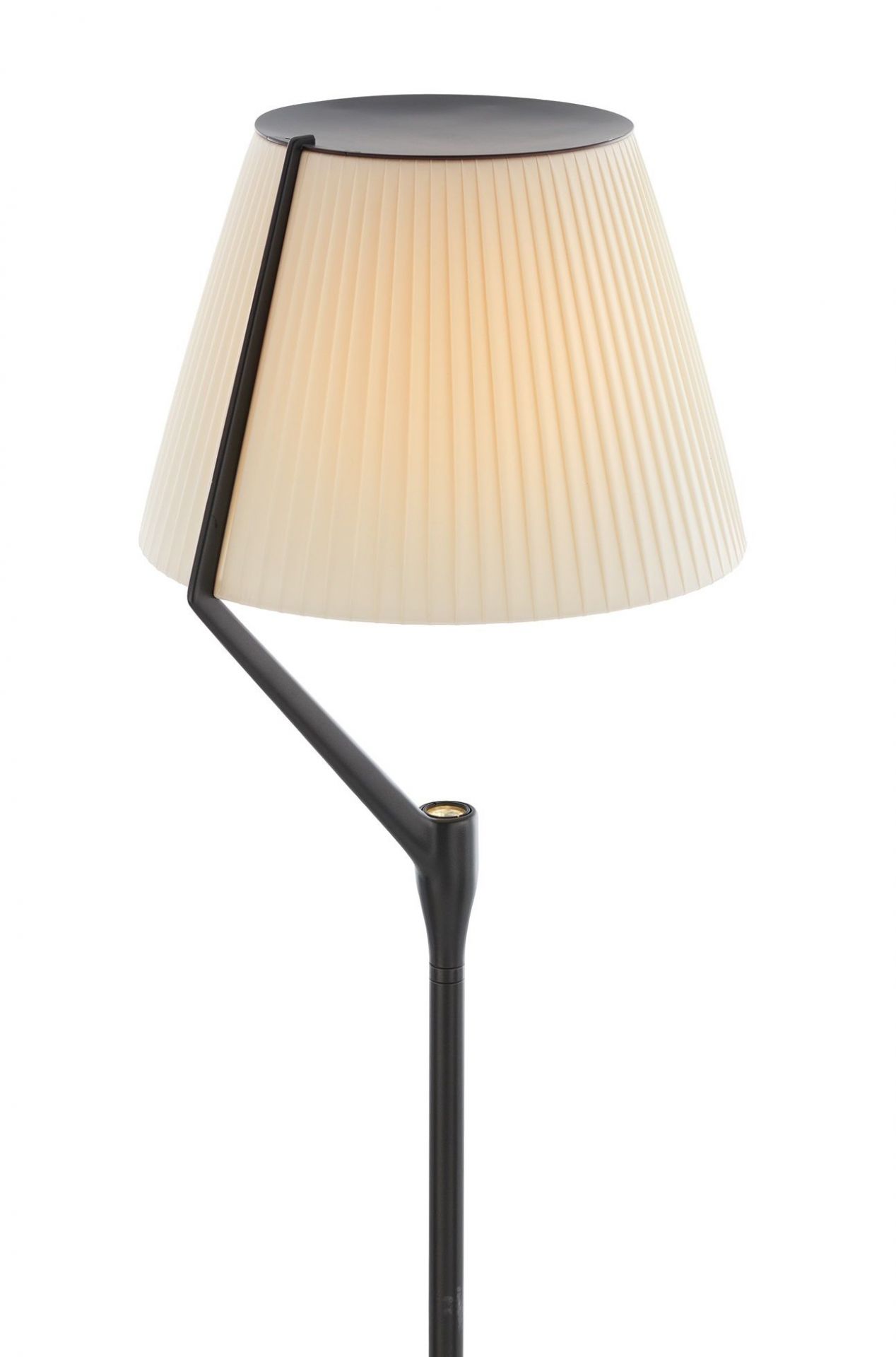 Nahaufnahme der Kartell Angelo Stone Stehleuchte mit plissiertem Lampenschirm und dunklem Gestell.