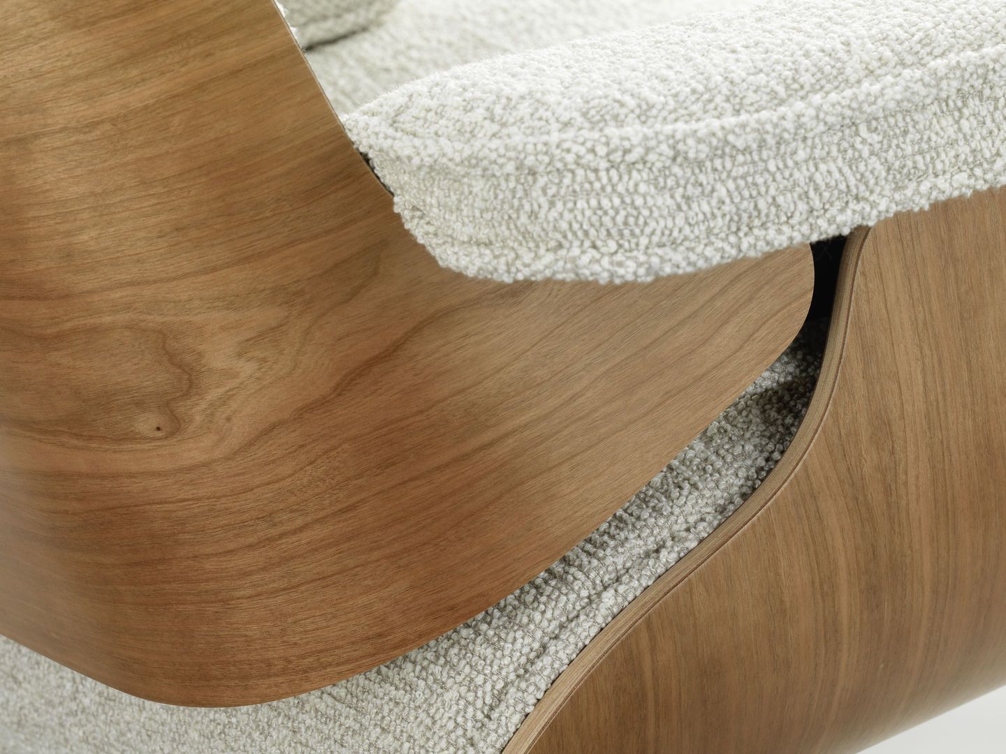 Eames Lounge Chair & Ottoman Fauteuil PRÉFÉRENCE Nubia, cream sand, poli, cerisier Eames Lounge Chair & Ottoman Fauteuil PRÉFÉRENCE Nubia, cream sand, poli, cerisier