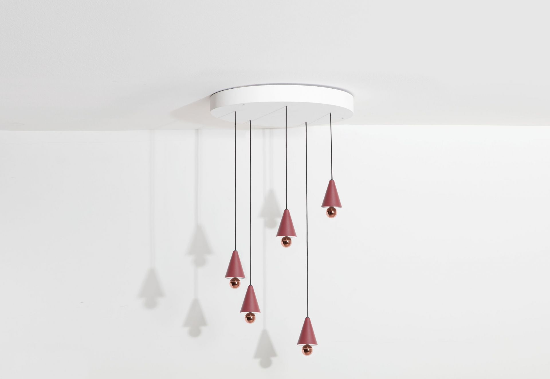 Cherry Pendelleuchte 5-er Set von Petite Friture in Braunrot mit runder Deckenplatte.