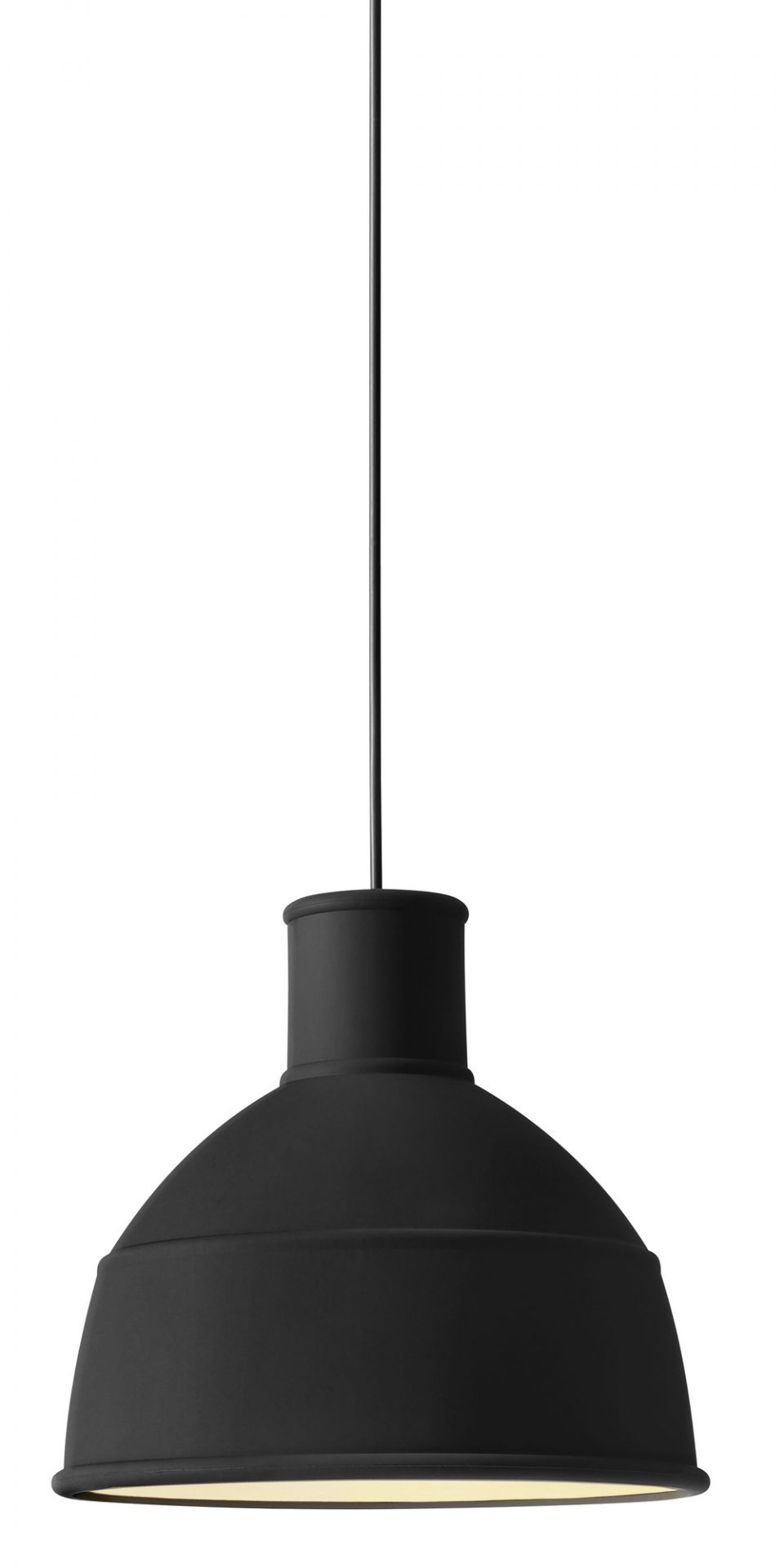 Nahaufnahme der schwarzen Muuto Unfold Pendelleuchte, modernes Design für Wohnzimmer und Esszimmer.