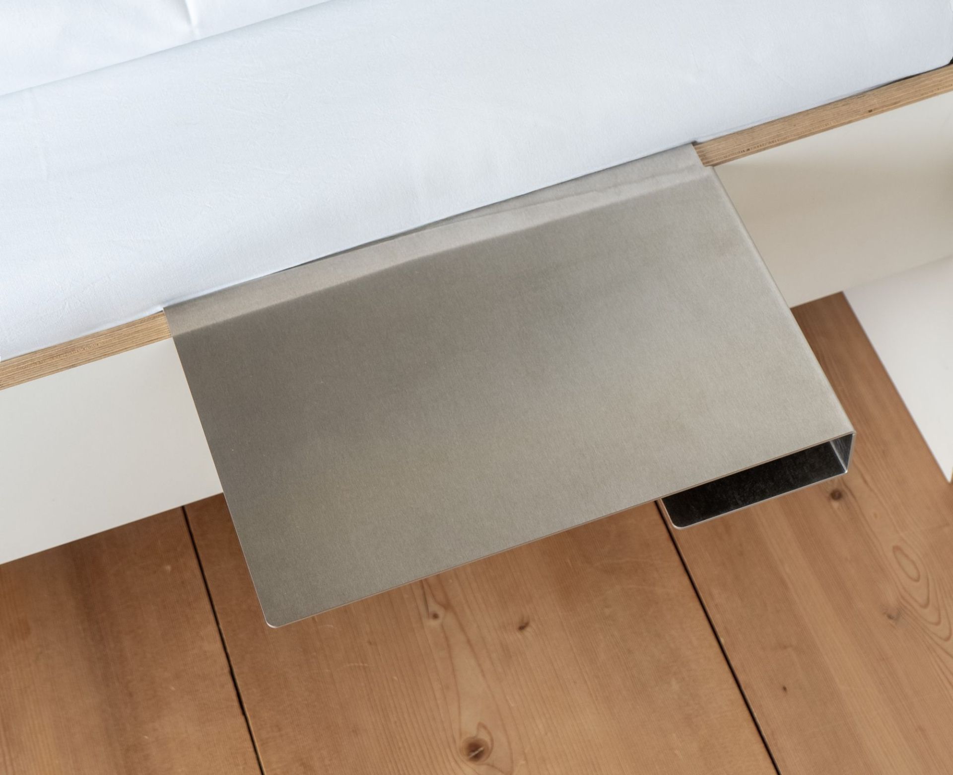 Bord de lit Facile Tablette latérale pour loir / voleur de jours Nils Holger Moormann