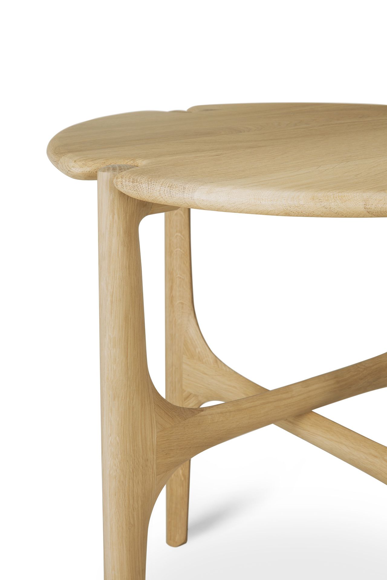 PI Table d'appoint ronde en chêne laqué Ethnicraft