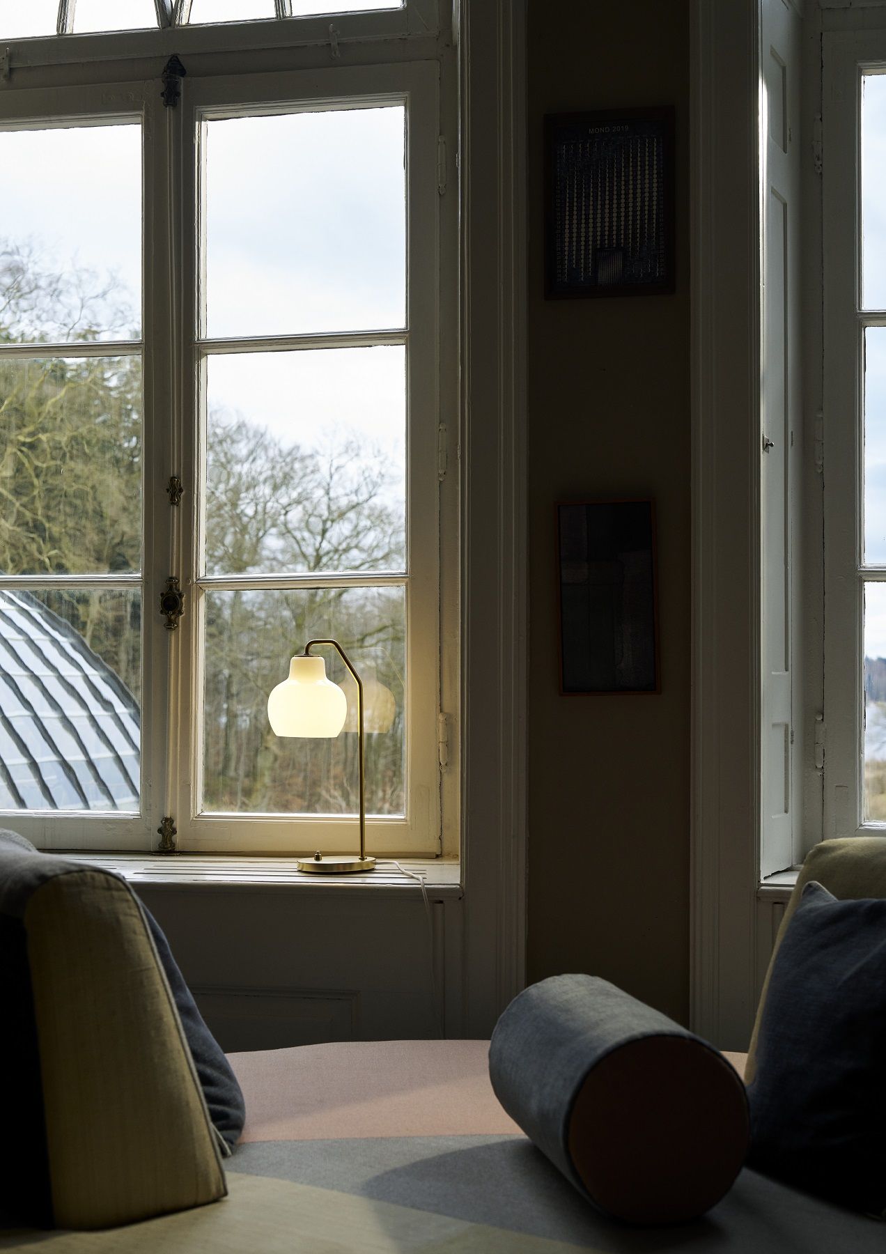Nahaufnahme der VL Ring Crown Tischleuchte von Louis Poulsen auf einer Fensterbank, warmes Licht.