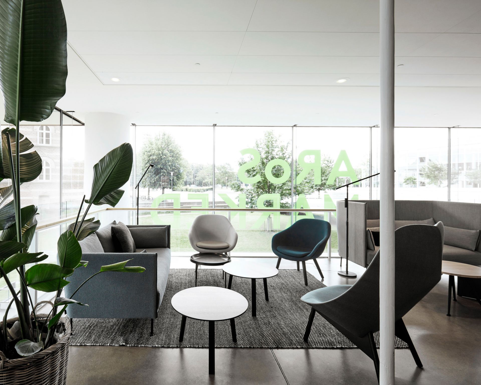 About a Lounge AAL 82 / AAL82 Fauteuil Hay