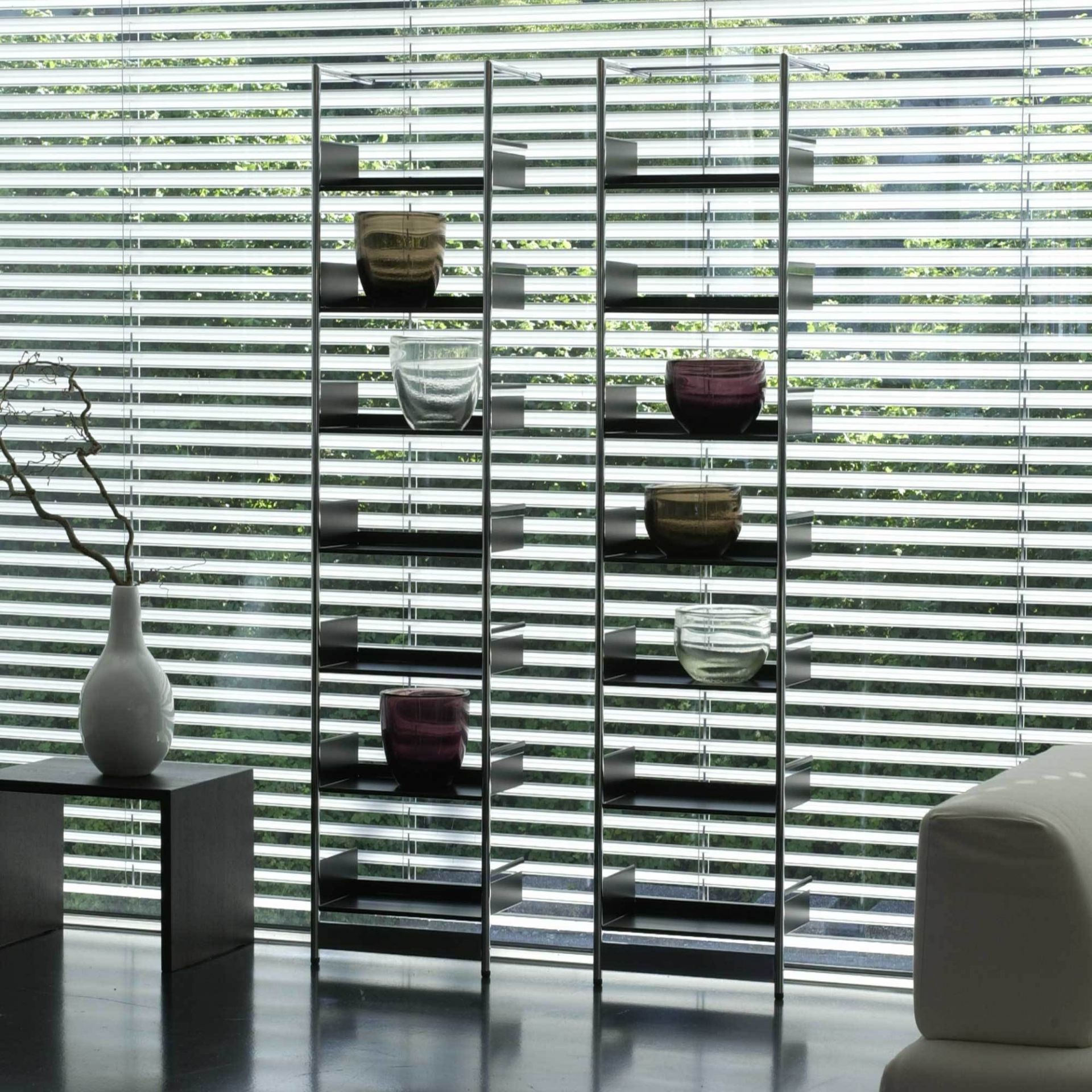 Pool 220 Étagère penchée Mox Structure chrome brillant étagères noir