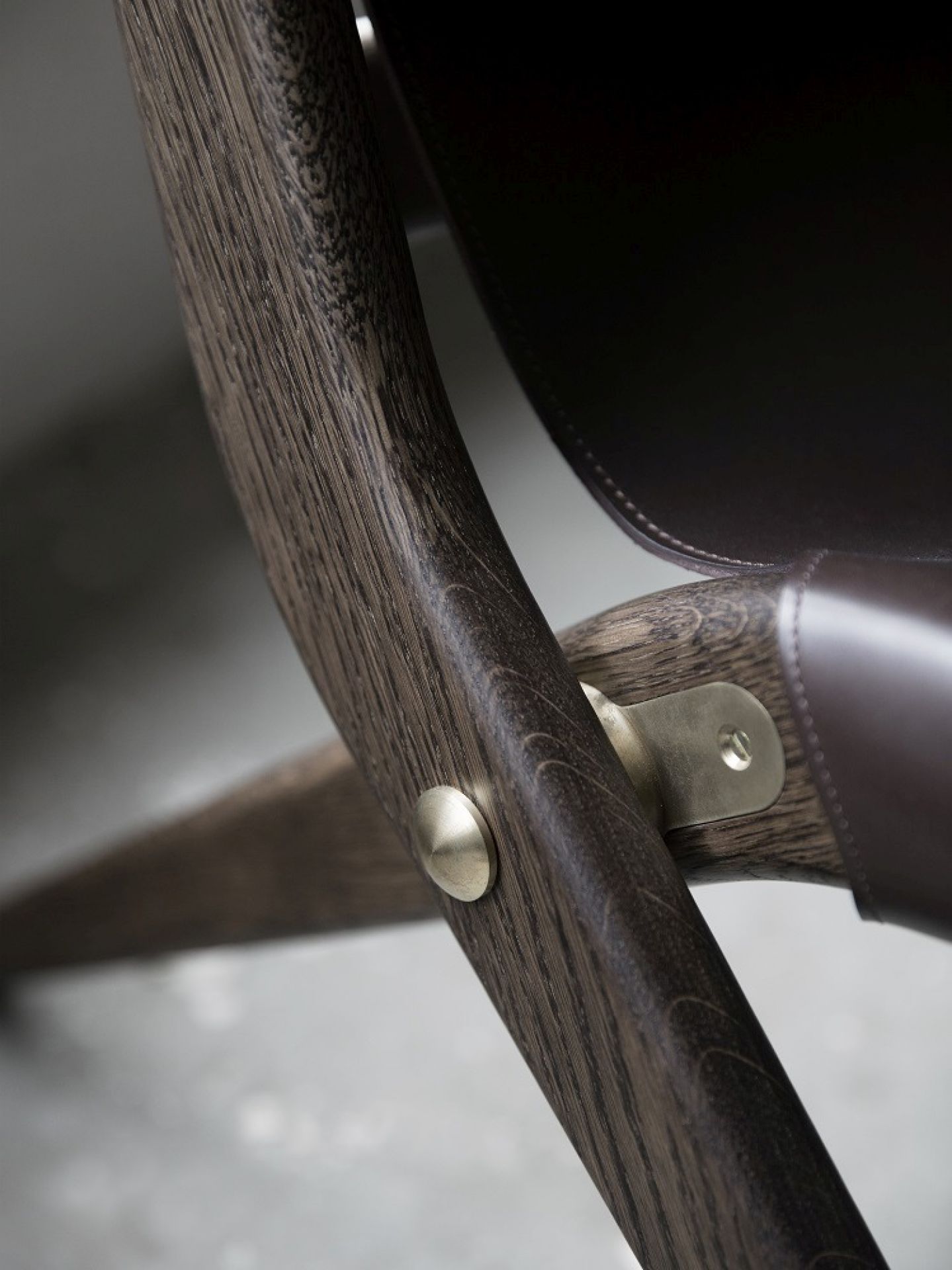 Saxe Chaise chêne teinté brun - cuir brun Audo