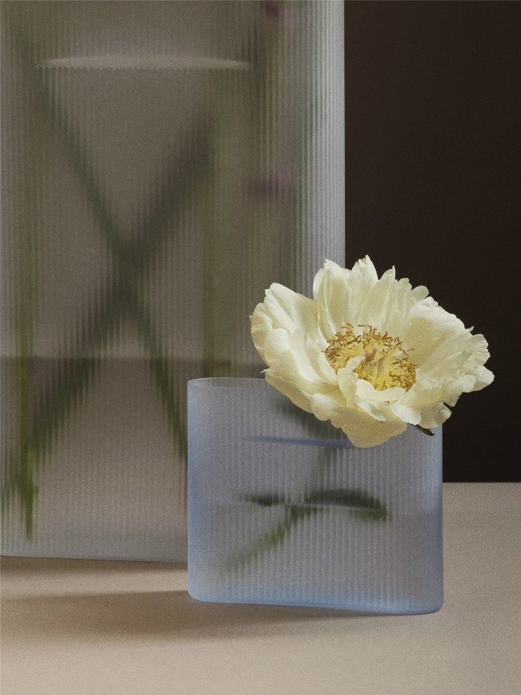 Ridge Vase Muuto Verre dépoli bleu clair H 48,5 cm Ridge Vase Muuto Verre dépoli bleu clair H 48,5 cm