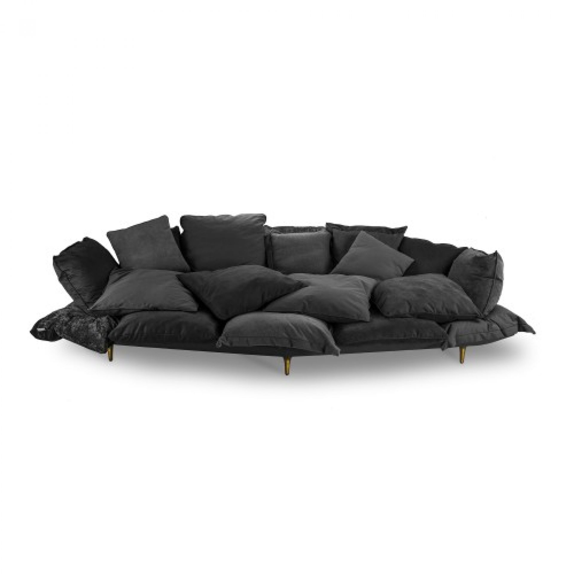 Graues Comfy Sofa von Seletti mit vielen Kissen und goldenen Füßen. Modernes Design.
