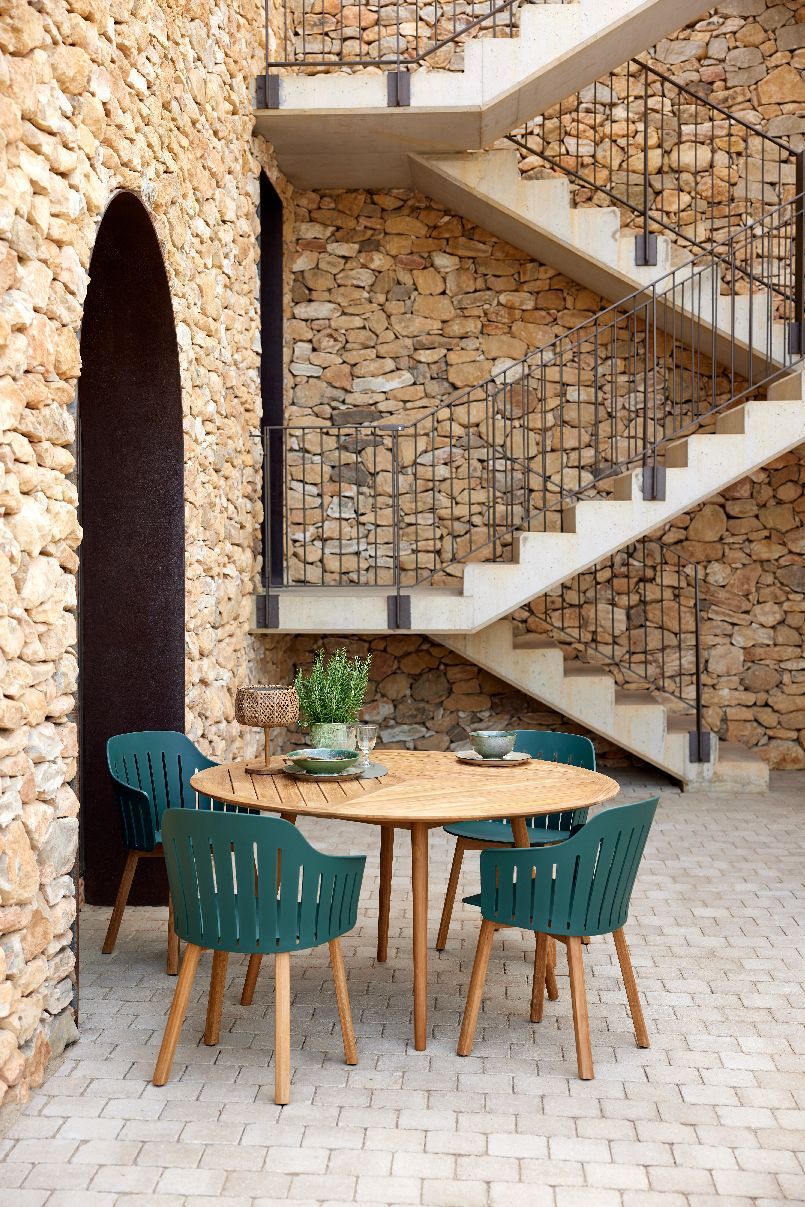 Définir une table de salle à manger ronde d'extérieur en rotin