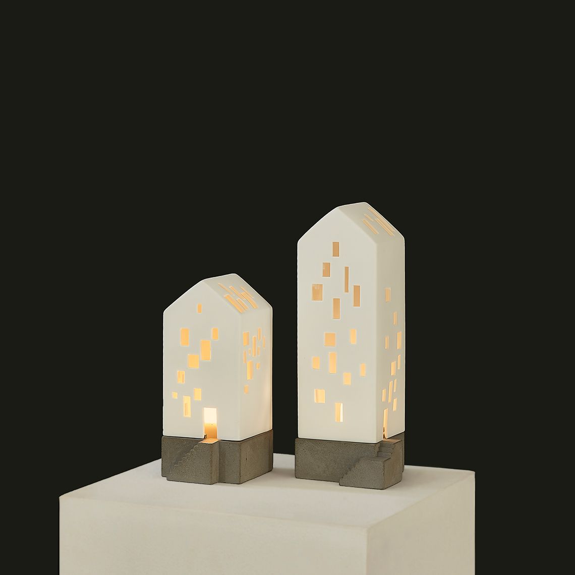 Petit immeuble d'appartements Maison lumineuse avec socle en béton Roues