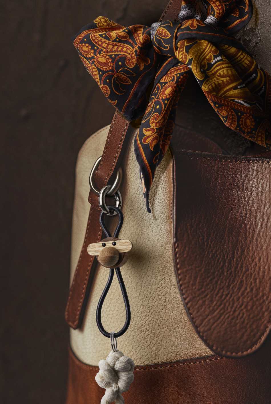 Singe porte-clés métal argenté avec cuir noir Kay Bojesen