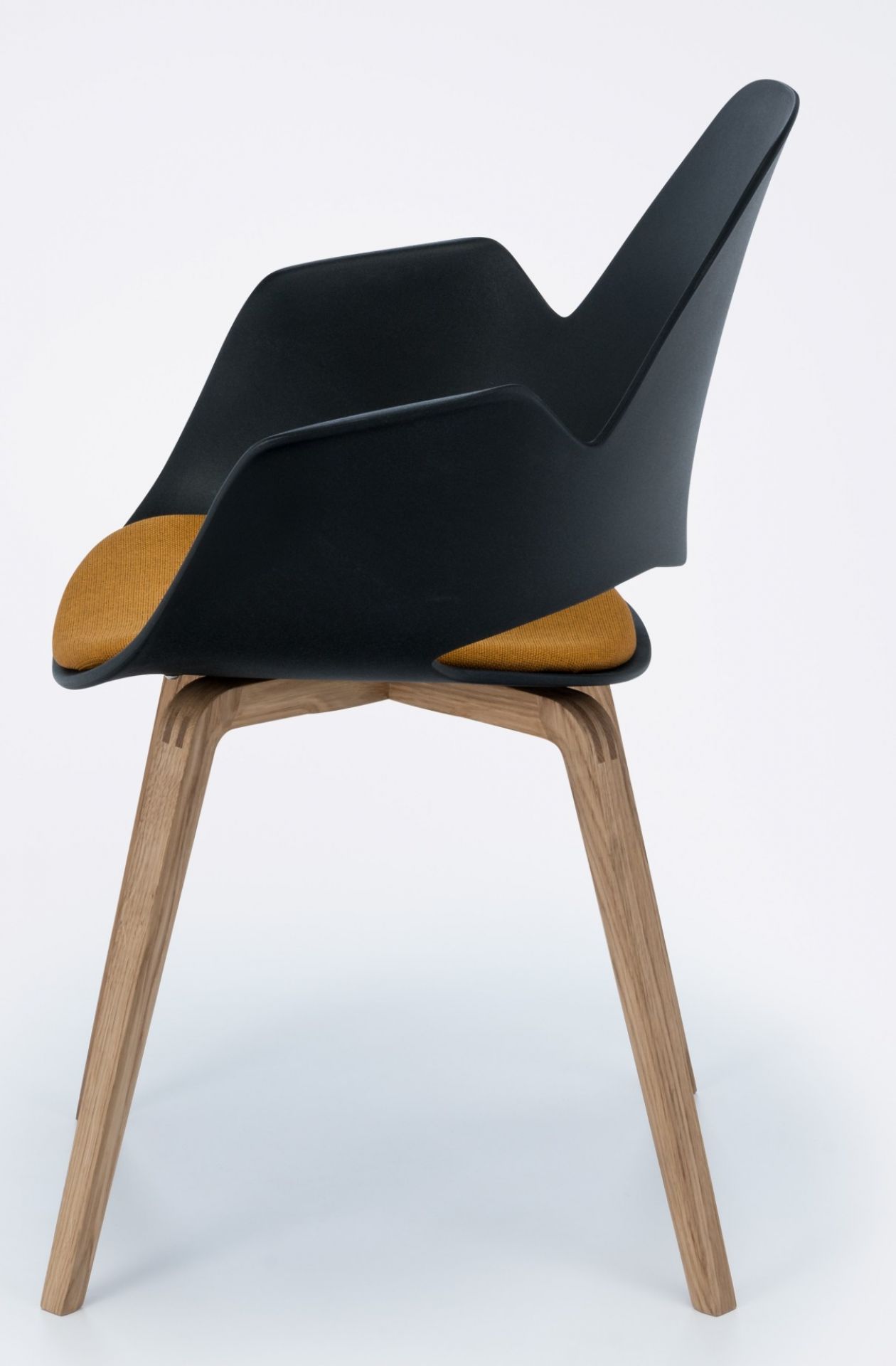Falk chaise avec accoudoirs pieds en chêne massif Houe