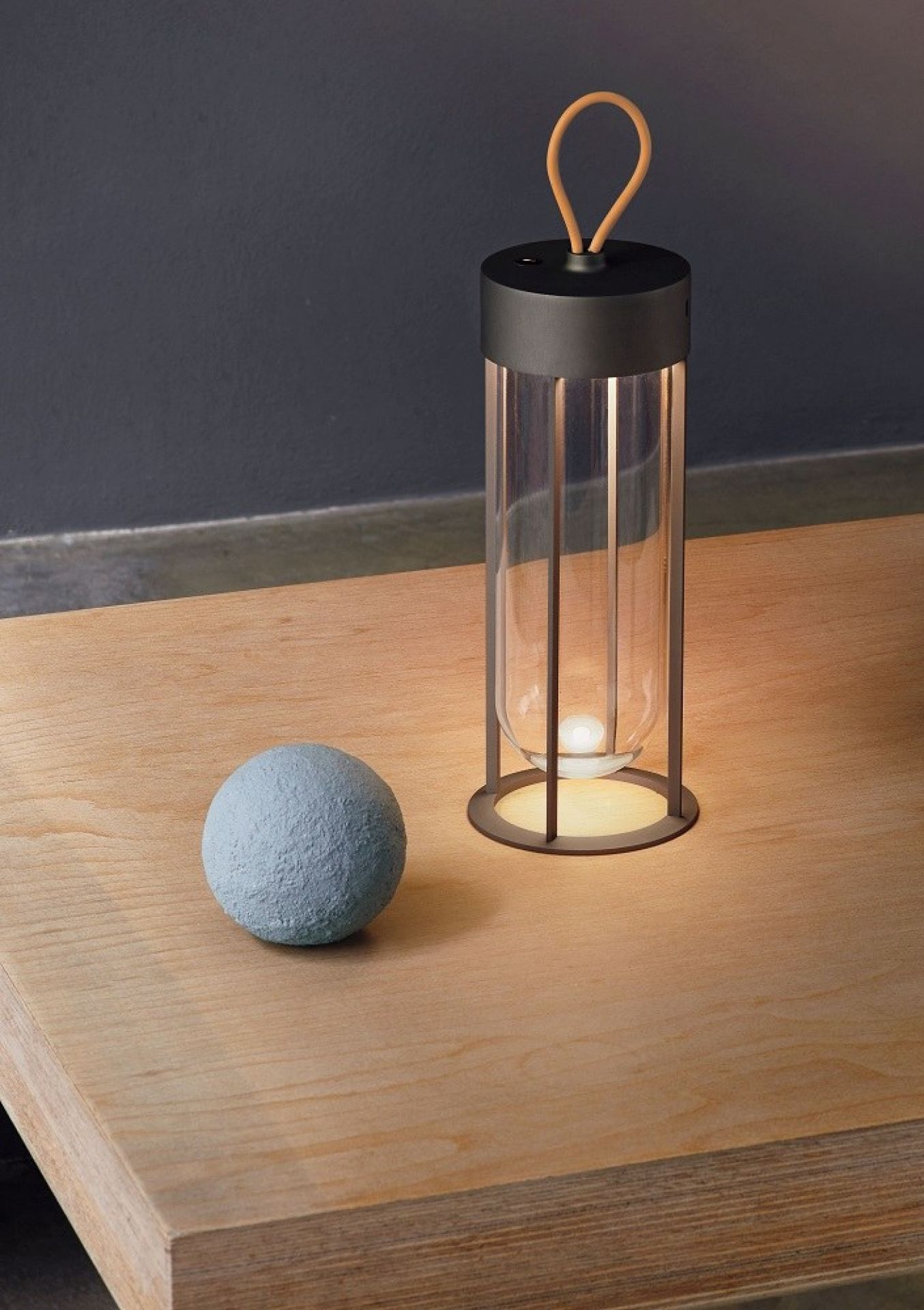 In Vitro Unplugged Battery Lampe / Lampe de table Flos Noir