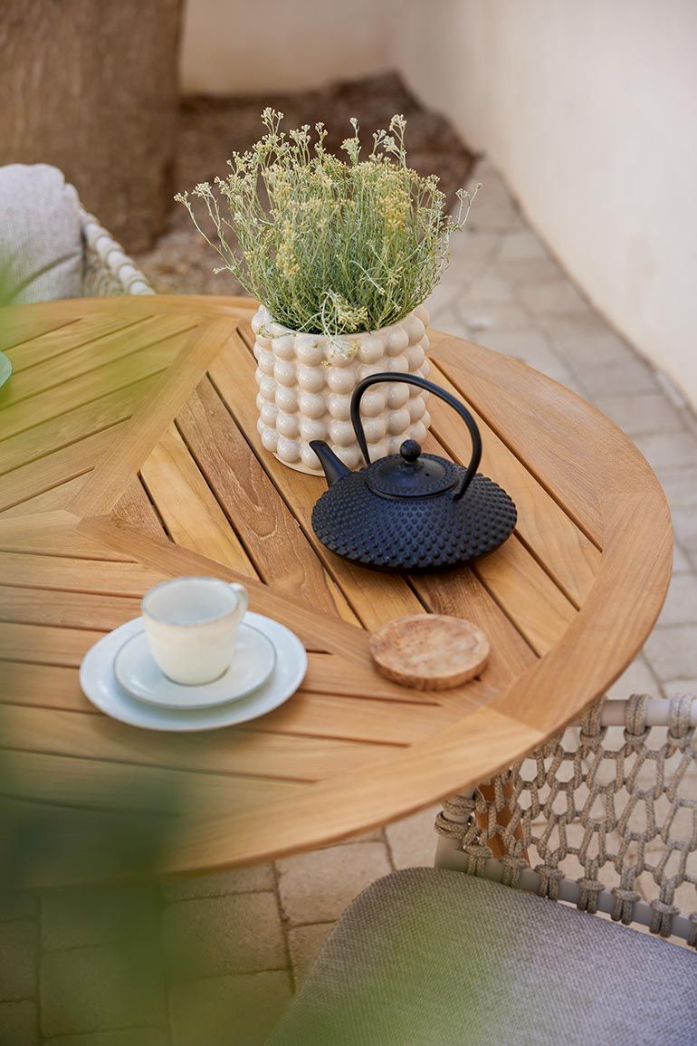 Définir une table de salle à manger ronde d'extérieur en rotin