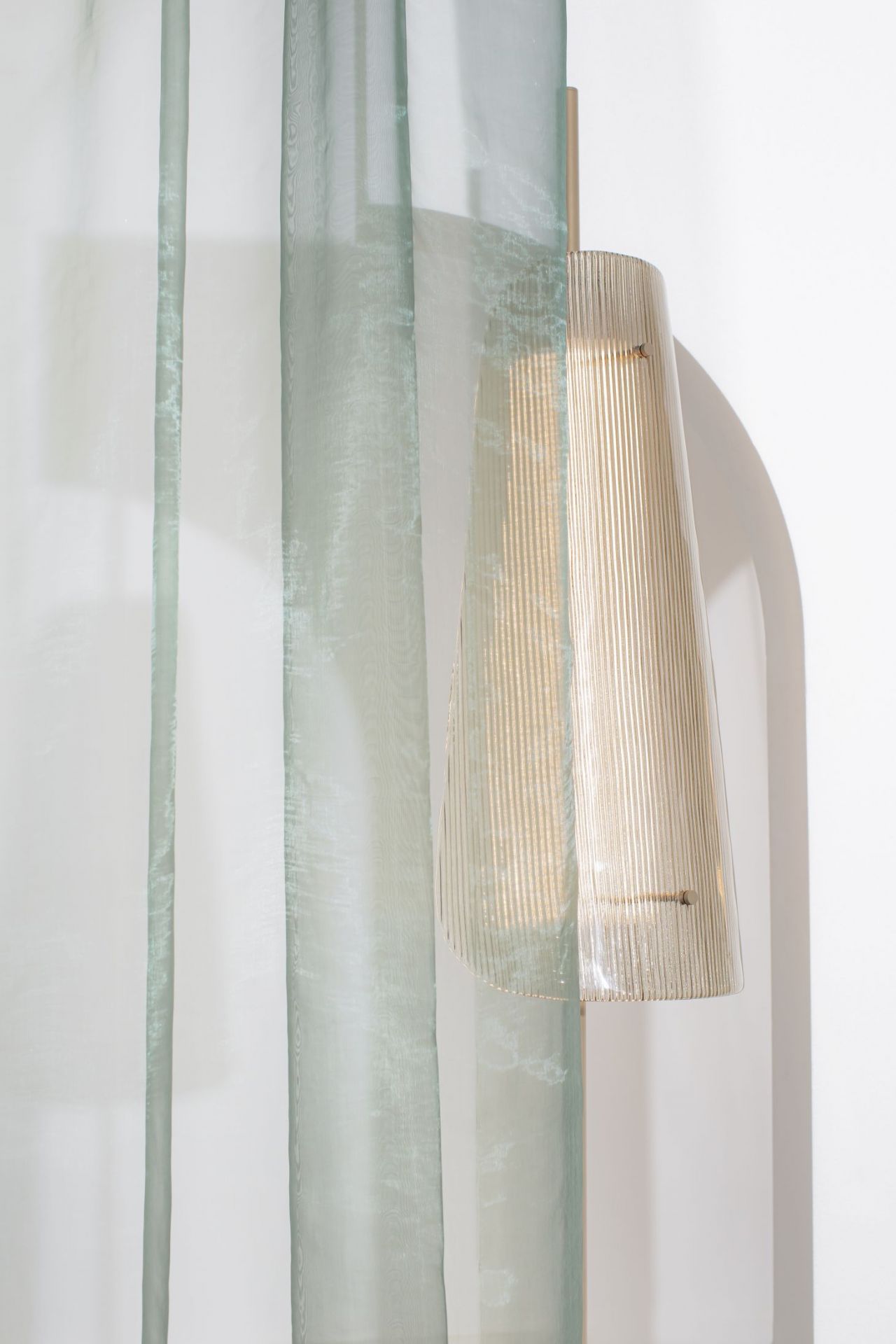 Bent Two Lampadaire transparent/ noir avec LED fixe 1600lm Pulpo