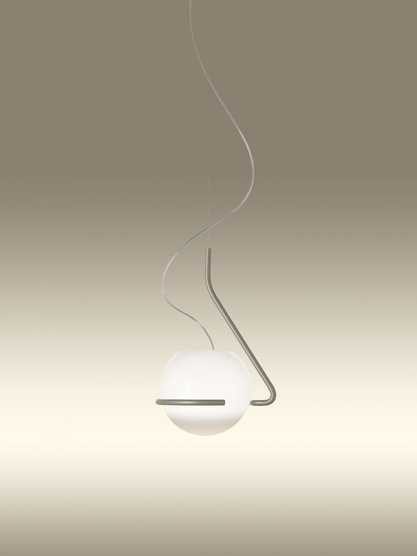 Nahaufnahme der modernen Tonda Pendelleuchte von Foscarini Titan mit weißem Glas und Metallstruktur.