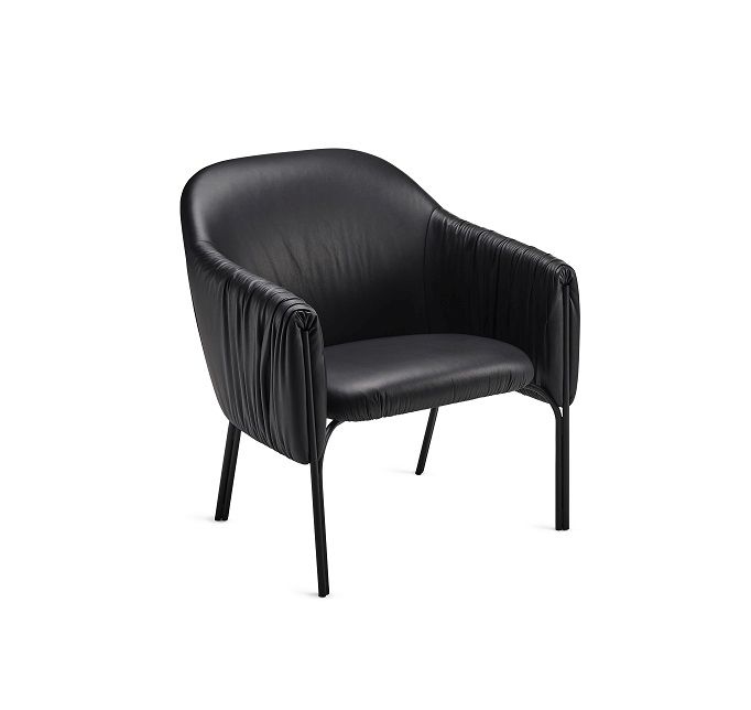 Schwarzer Celine Cocktail Chair Sessel von Freifrau Manufaktur mit eleganten Falten an den Armlehnen.