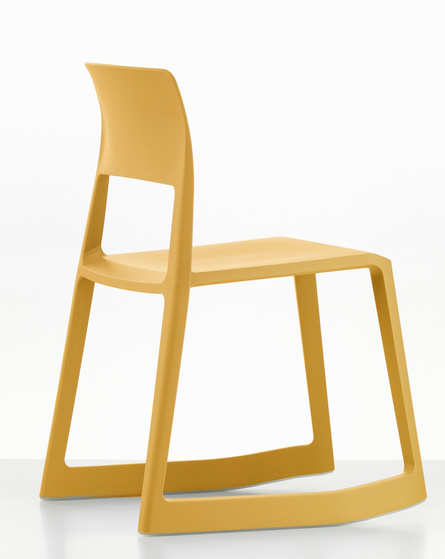 Vitra Tip Ton RE Stuhl in Mango: Moderner Kunststoffstuhl für ergonomisches Sitzen im Büro.