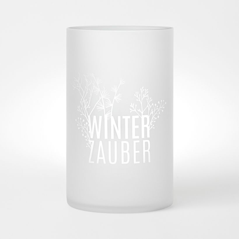 Mattweißes Windlicht "Winterzauber" von Räder mit filigranem, weißem Pflanzenmuster und Schriftzug für stimmungsvolle Winterabende.