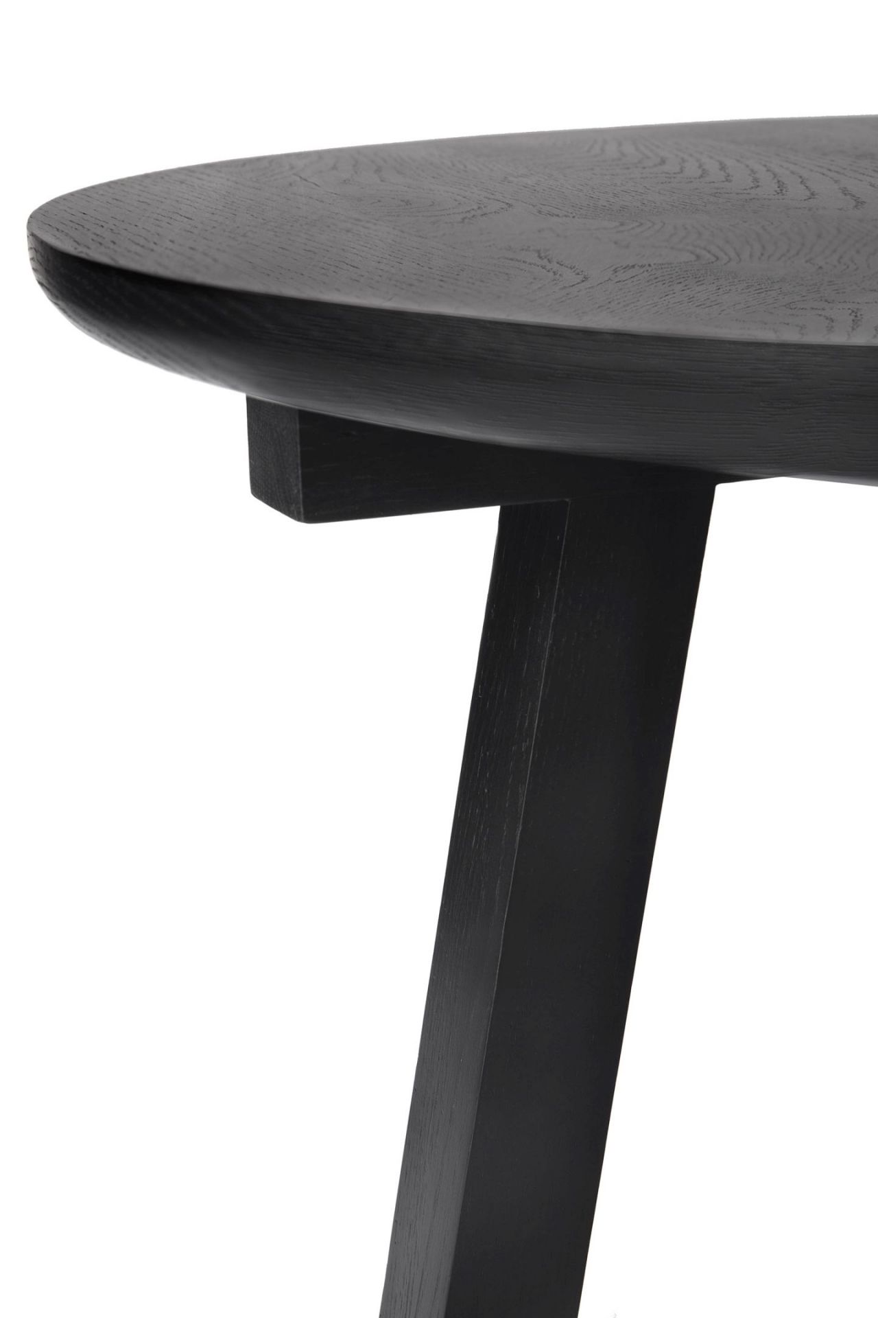 Detailaufnahme vom Ethnicraft Tripod Beistelltisch aus schwarzem Eichenholz, modernes Design mit drei Beinen.