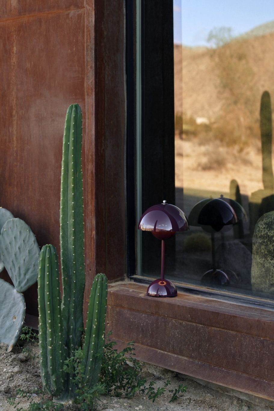 Flowerpot VP9 Portable Lampe à batterie / Lampe de table avec USB AndTradition Prune foncée